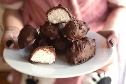 شکلات نارگیلی، سفری به خاطرات نوروز | شکلات نارگیلی سفره عیدت رو خودت درست کن