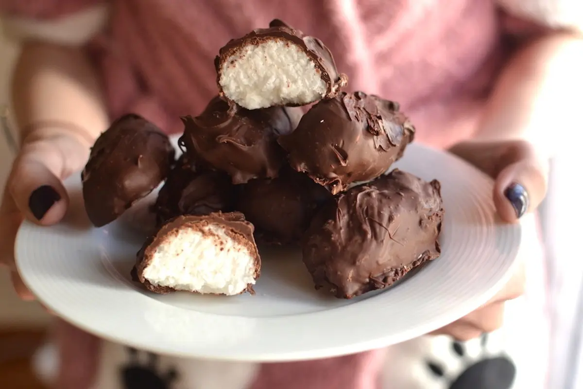 شکلات نارگیلی، سفری به خاطرات نوروز | شکلات نارگیلی سفره عیدت رو خودت درست کن