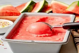 توی این هوای گرم تابستونی هندوانه رو فقط نخورید، ازش بستنی هندوانه‌ای درست کنید! | با این بستنی گرمای تابستون رو دیگه حس نمیکنی! | طرز تهیه بستنی هندوانه+ ویدئو