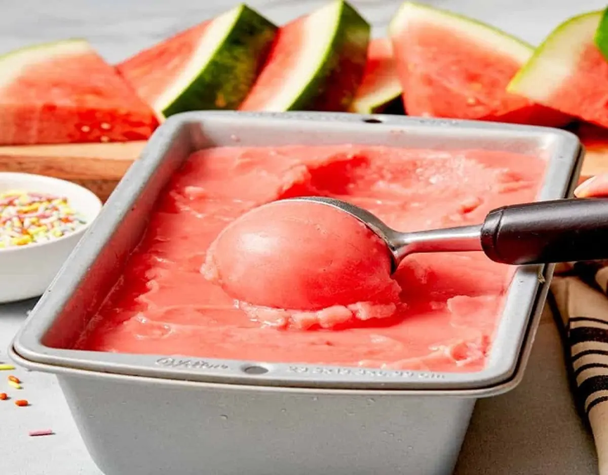 توی این هوای گرم تابستونی هندوانه رو فقط نخورید، ازش بستنی هندوانه‌ای درست کنید! | با این بستنی گرمای تابستون رو دیگه حس نمیکنی! | طرز تهیه بستنی هندوانه+ ویدئو