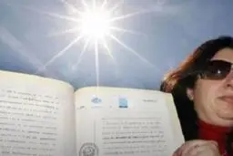 زن اسپانیایی ادعا کرد مالک خورشید است و خواهان پرداخت مالیات برای استفاده از آن شد