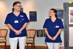 شاهدخت سوئد با لباس پرستاری در مبارزه با کرونا 