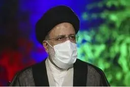 اهدای پیراهن شماره ۸ تیم ملی فوتبال به رئیسی