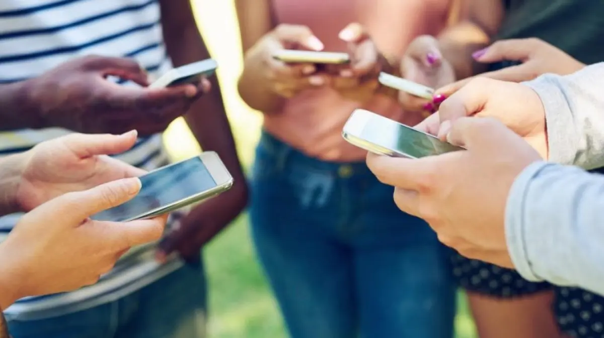 چقدر از گوشی همراه خود استفاده می‌کنید؟ | معرفی عوارض خیره شدن به گوشی
