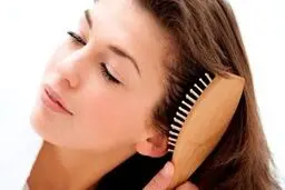 اشتباهات شانه کردن که به موهایتان آسیب می‌زند+اینفوگرافی 