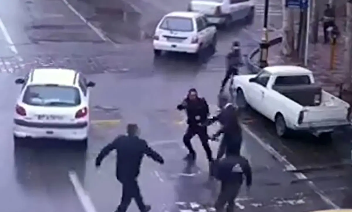 پلیس تونست راننده تاکسی رو از دست چاقوکش نجات بده | ویدئو