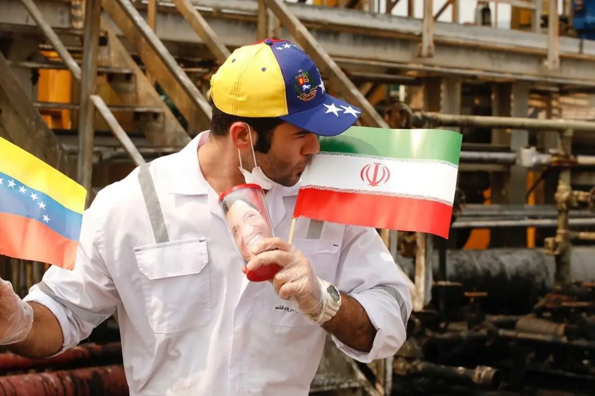 بوسیدن پرچم کشورمان توسط یکی از فرماندهان نفت کش فورچون