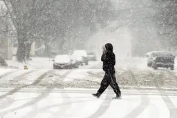 چگونه روی یخ و برف لیز نخوریم؟ | راه‌حل باورنکردنی فیزیک برای لیز نخوردن + اینفوگرافیک