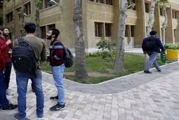 تجمع تعدادی از دانشجویان ایرانی در اوکراین مقابل مجلس