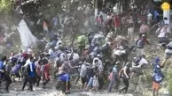 (تصاویر) سرازیر شدن هزاران مهاجر در مرز مکزیک 