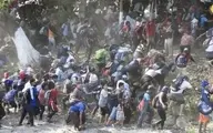 (تصاویر) سرازیر شدن هزاران مهاجر در مرز مکزیک 