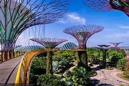 آسمانخراش نیمه معلق در دل سنگاپور | معماری شگفت انگیز آسمانخراش به همراه جنگل مصنوعی  +تصویر