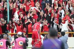 اقدام قابل ستایش هواداران خانم تیم سرخ در ورزشگاه آزادی !