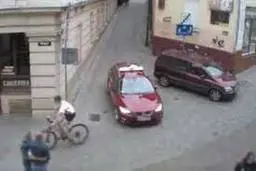 عجیب‌ترین تصادف جهان؛ فرار میلیمتری از ماشین و برخورد شدید به تیرچراغ!+ویدئو