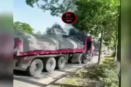  +۱۸ | لحظه‌ی مرگ دلخراش موتورسوار در تصادف با کامیون+ویدئو 
