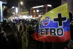 کاندیدای ریاست جمهوری کلمبیا حین سخنرانی هدف گلوله قرار گرفت + ویدئو