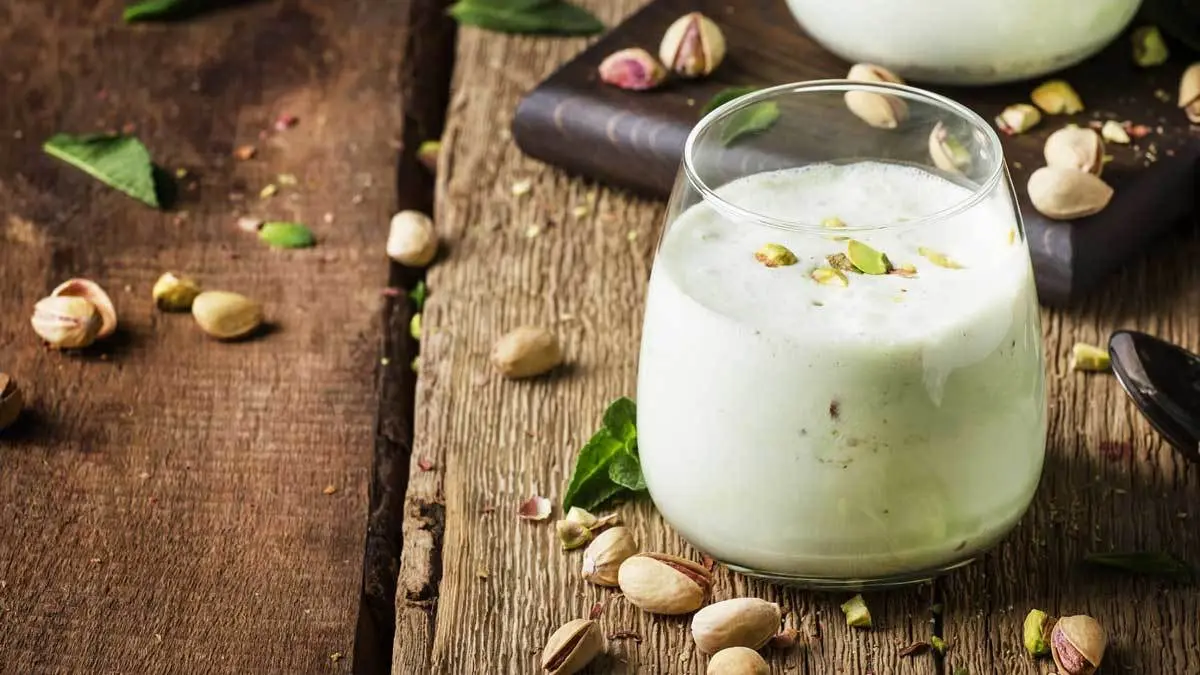طرز تهیه شیر پسته خانگی | دسر خنک و مجلسی برای روزهای گرم +ویدئو