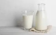 بهترین زمان نوشیدن شیر چه وقتیه؟ | این افراد سمت شیر اصلا نزن!