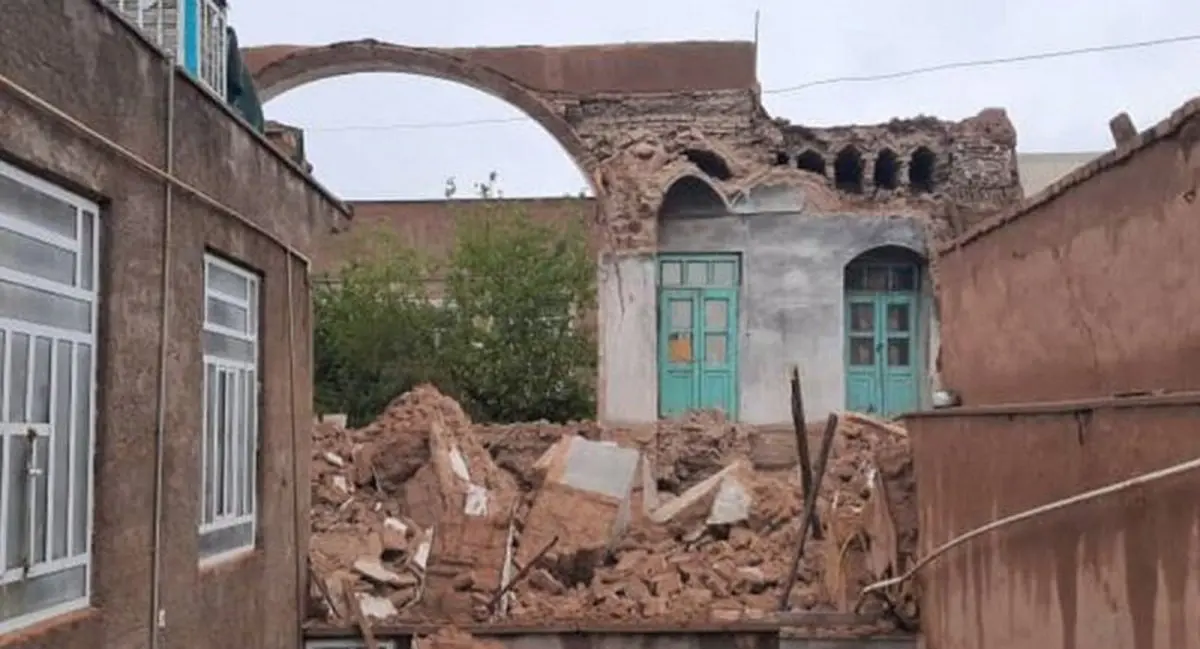 لحظه فرو ریختن خانه رزاقیان شهر تفت پس از بارش باران یزد +ویدئو