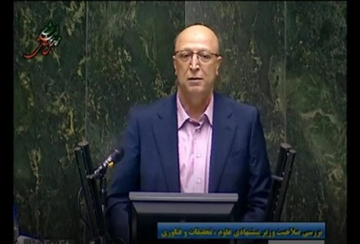
زلفی گل: الگوی خودم را شهید چمران و شهید سلیمانی می دانم