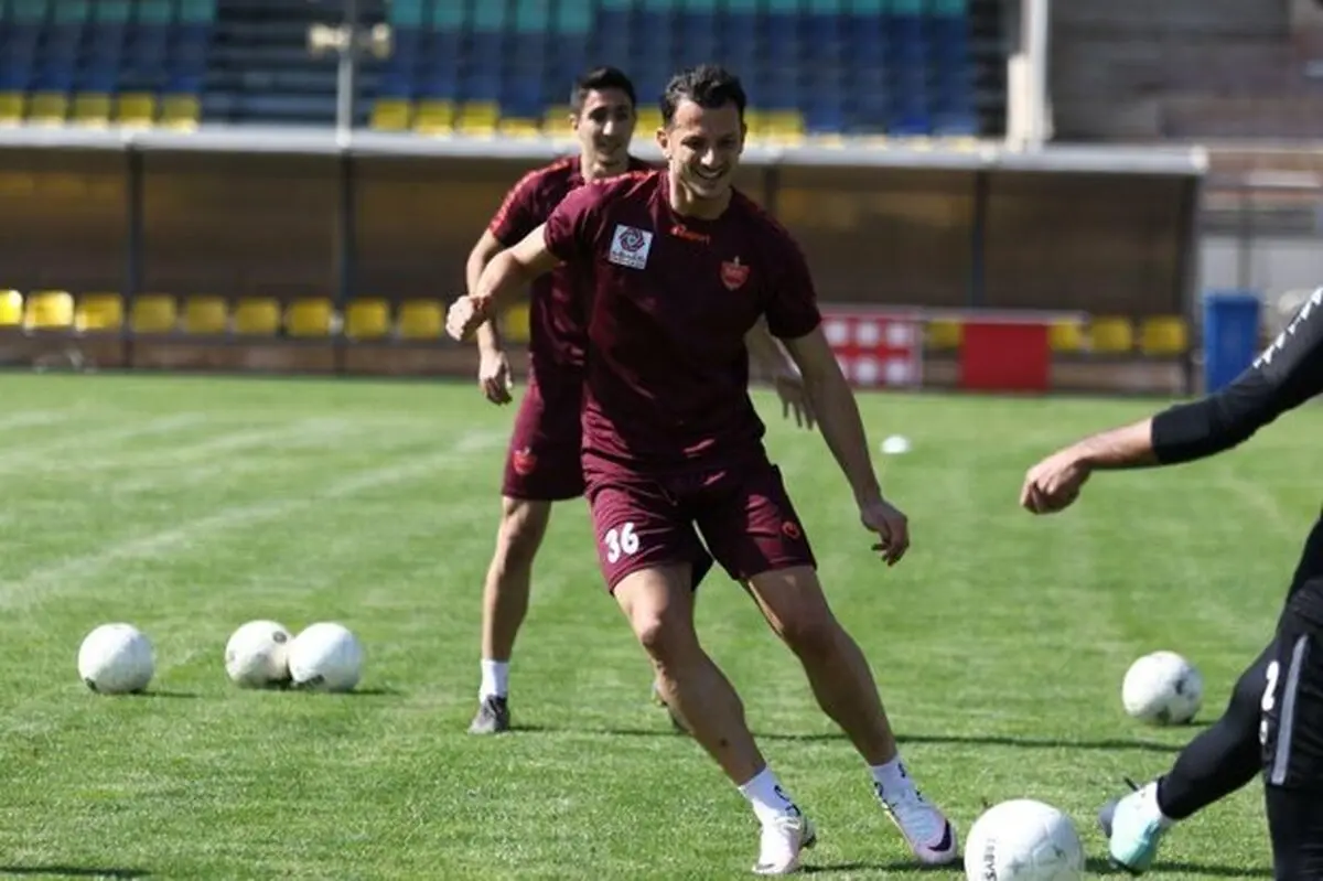 سرمربی پرسپولیس پای مهاجم خود ماند