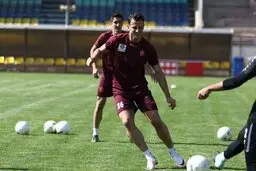 سرمربی پرسپولیس پای مهاجم خود ماند