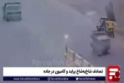 تصادف شاخ به شاخ پراید و کامیون در جاده+ویدئو 