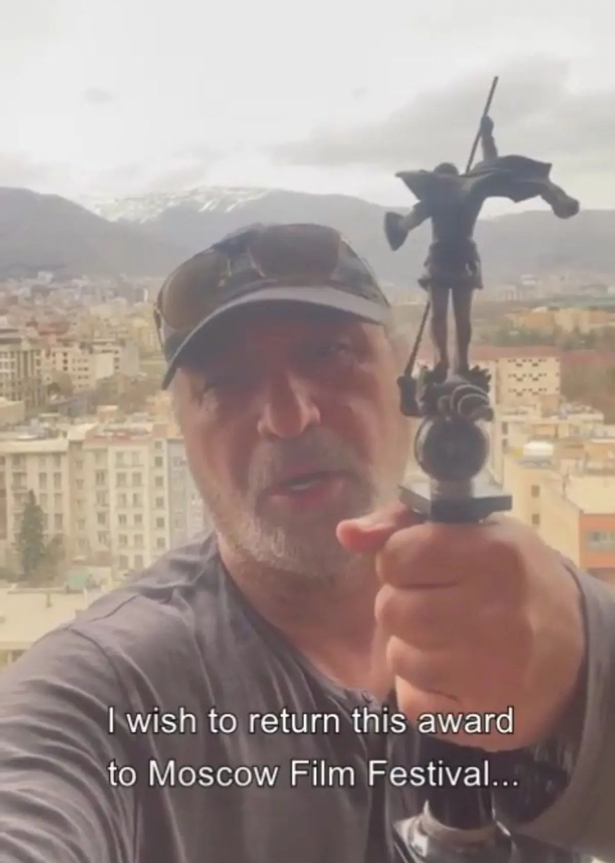 حمید فرخ‌نژاد در اعتراض به حمله نظامی روسیه جایزه‌ی دریافتی از مسکو را پس داد!+ویدئو