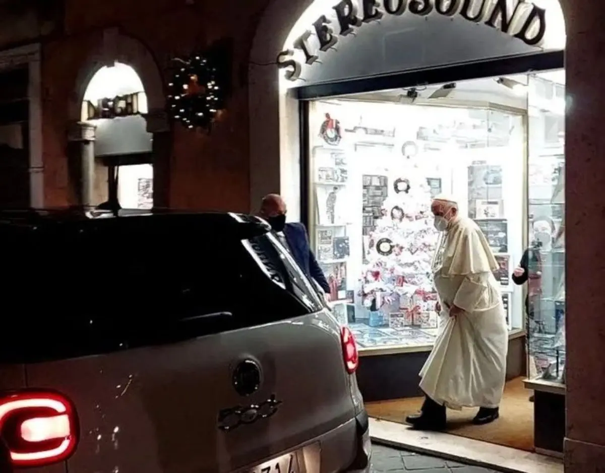 شکار حضور غیرمنتظره پاپ در مغازه ضبط موسیقی+ویدئو