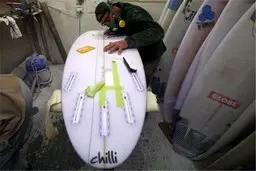 راه‌حل‌ عجیب موج‌سواران برای دور کردن کوسه‌ها | چسباندن برچسب چشم پایین تخته!