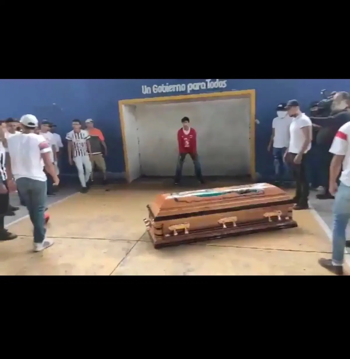 خداحافظی تلخ با پیکر نوجوان فوتبالیست مکزیکی + ویدئو