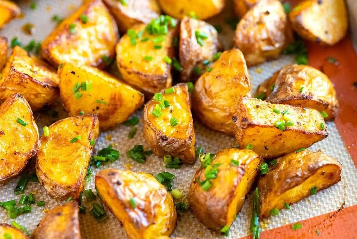 طرز تهیه سیب‌زمینی تنوری با سس قارچ