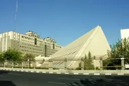 
تجمع تعدادی از کارکنان دستگاه قضایی در مقابل مجلس
