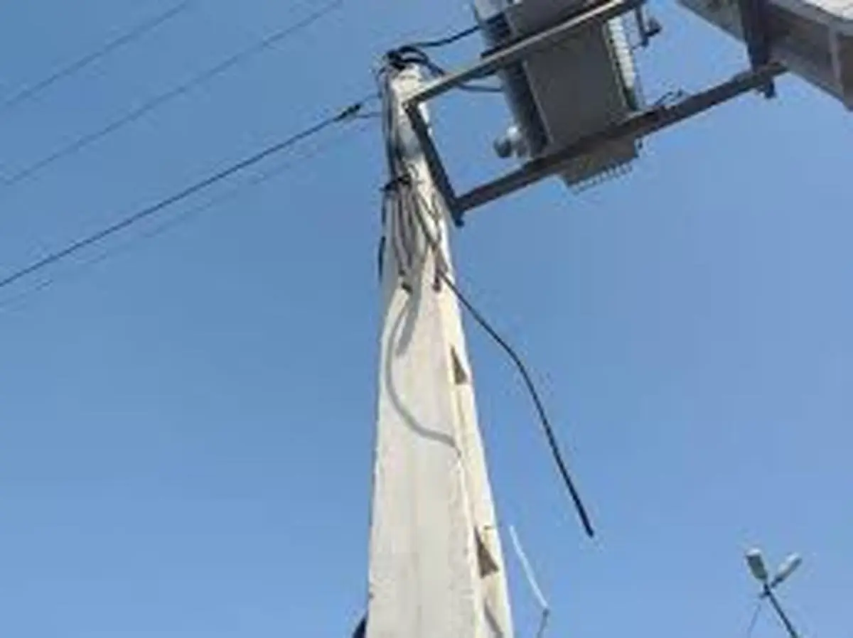سرقت کابل و سیم‌های برق در بندرعباس در روز روشن!+ویدئو 