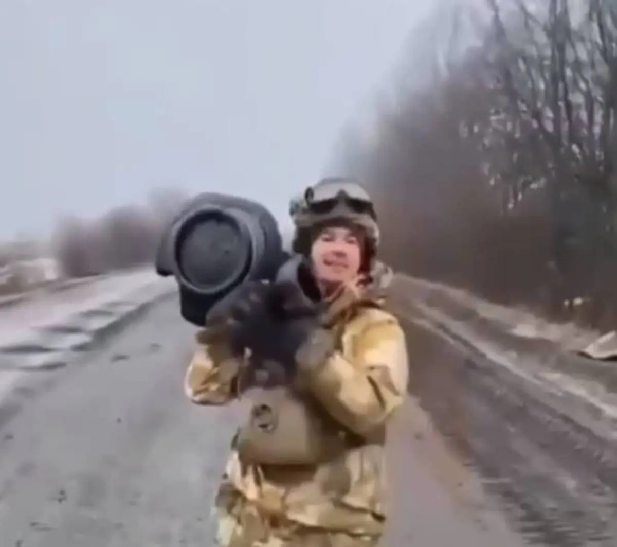 نمایش موشک‌انداز جاولین‌ توسط نظامیان اوکراینی+ ویدئو 