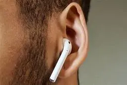 ترفند ساده برای جلوگیری از افتادن ایرپادها | بدون استفاده از هیچ وسیله‌ای اینجوری ایرپاد رو گوشت می‌مونه! +ویدئو