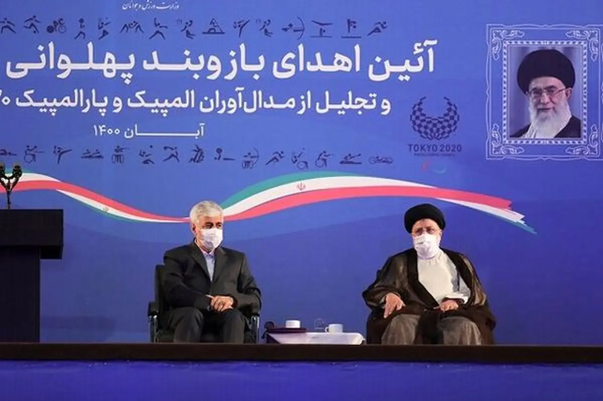 رییسی بازوبند پهلوانی را بر بازوی پهلوان صادق زاده بست