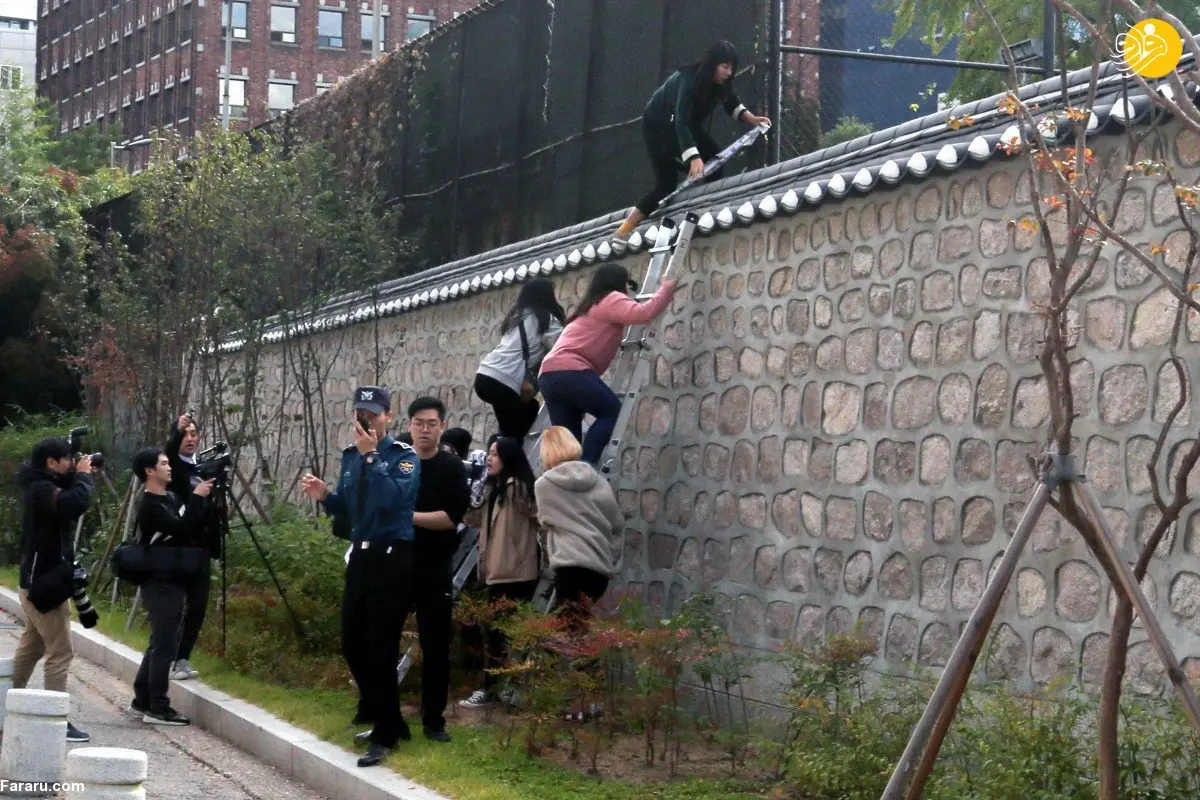بالارفتن دانشجویان از دیوار محل اقامت سفیر آمریکا در سئول