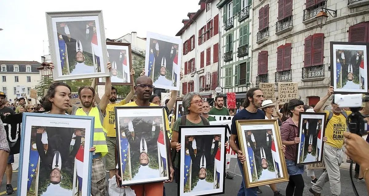 تصاویر وارونه مکرون در دست معترضان فرانسوی