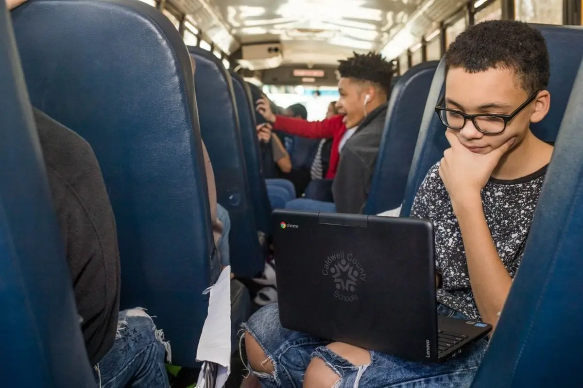 تجهیز اتوبوس مدرسه روستاییان آمریکایی به وای‌فای و کروم‌بوک گوگل