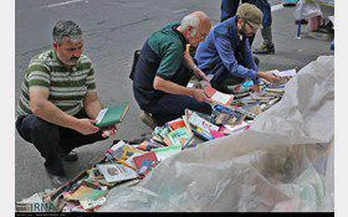 گشت و گذار در بساط کتاب فروشی
