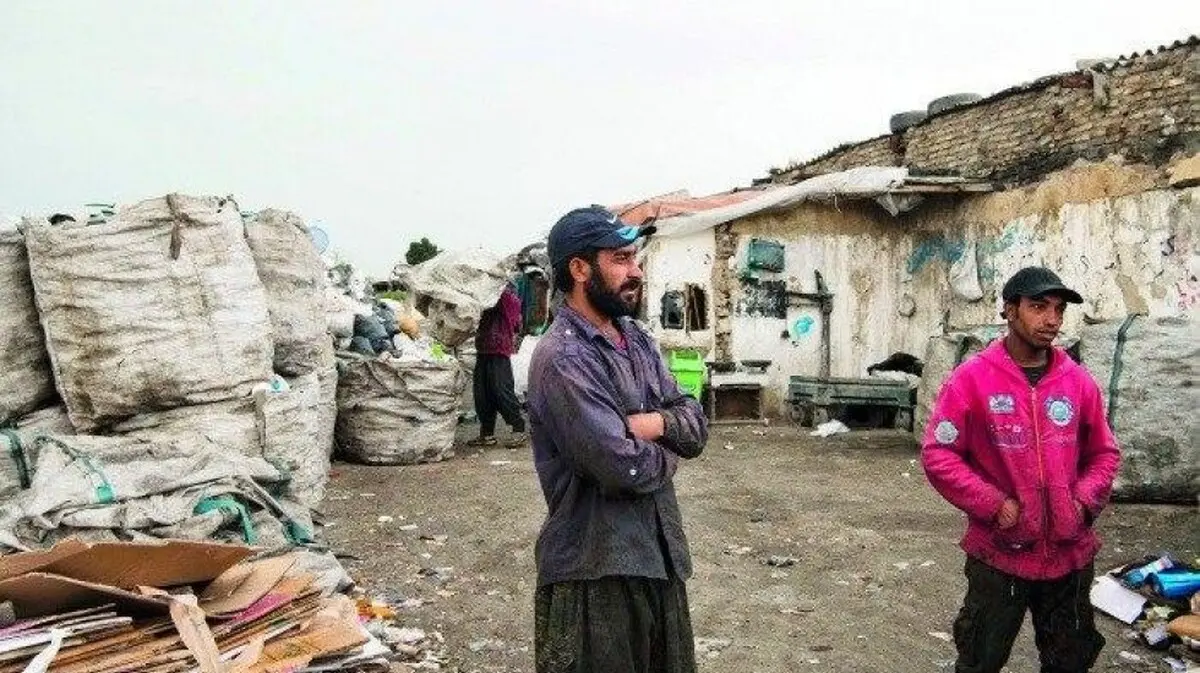 کارگران کارخانه قند فسا به زباله‌گردی روی‌آورند