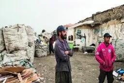 کارگران کارخانه قند فسا به زباله‌گردی روی‌آورند