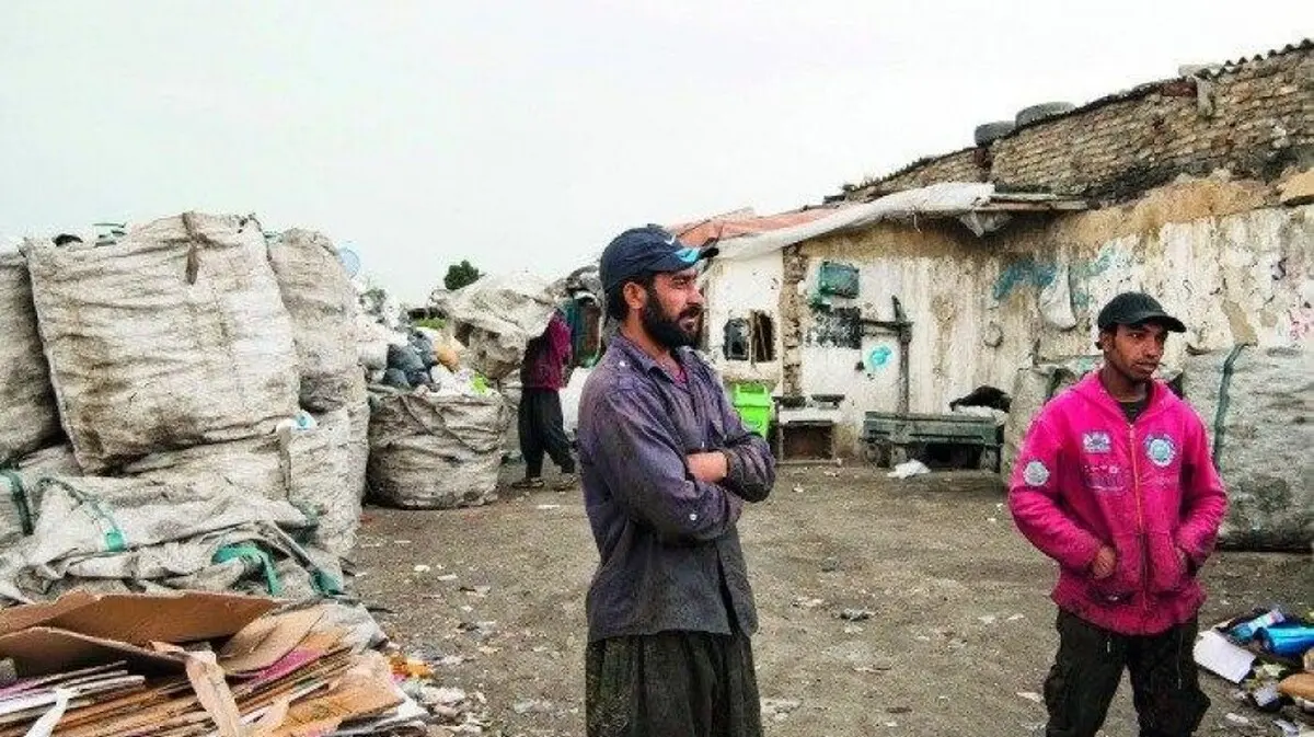 کارگران کارخانه قند فسا به زباله‌گردی روی‌آورند