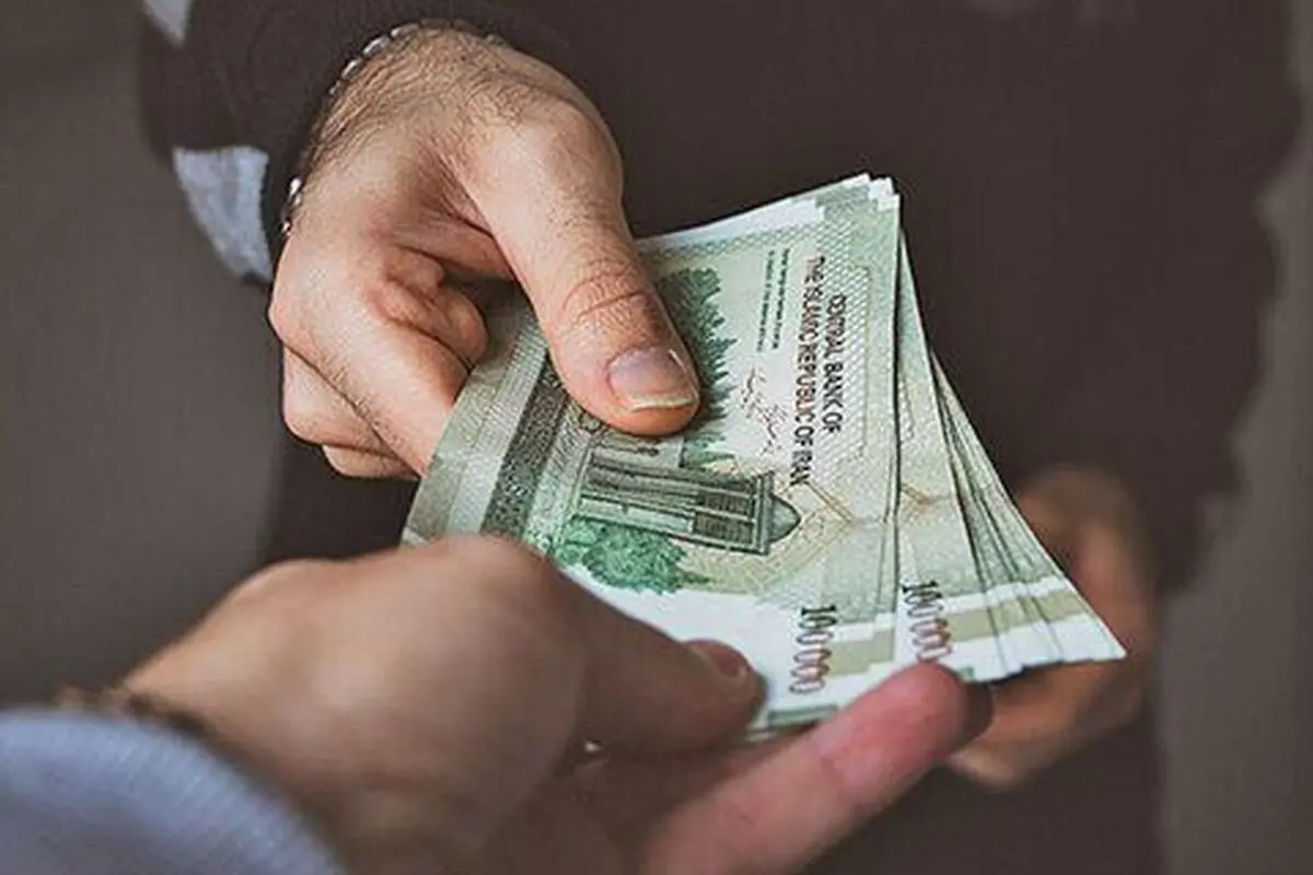 
مردانی  |   اسکناس‌های آلوده به کرونا تا ۱۲ ساعت احتمال انتقال ویروس دارند
