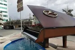 چرا المان پیانو در تبریز جمع آوری شد؟| ماجرای برچیده شدن المان پیانو با جرثقیل در شب 