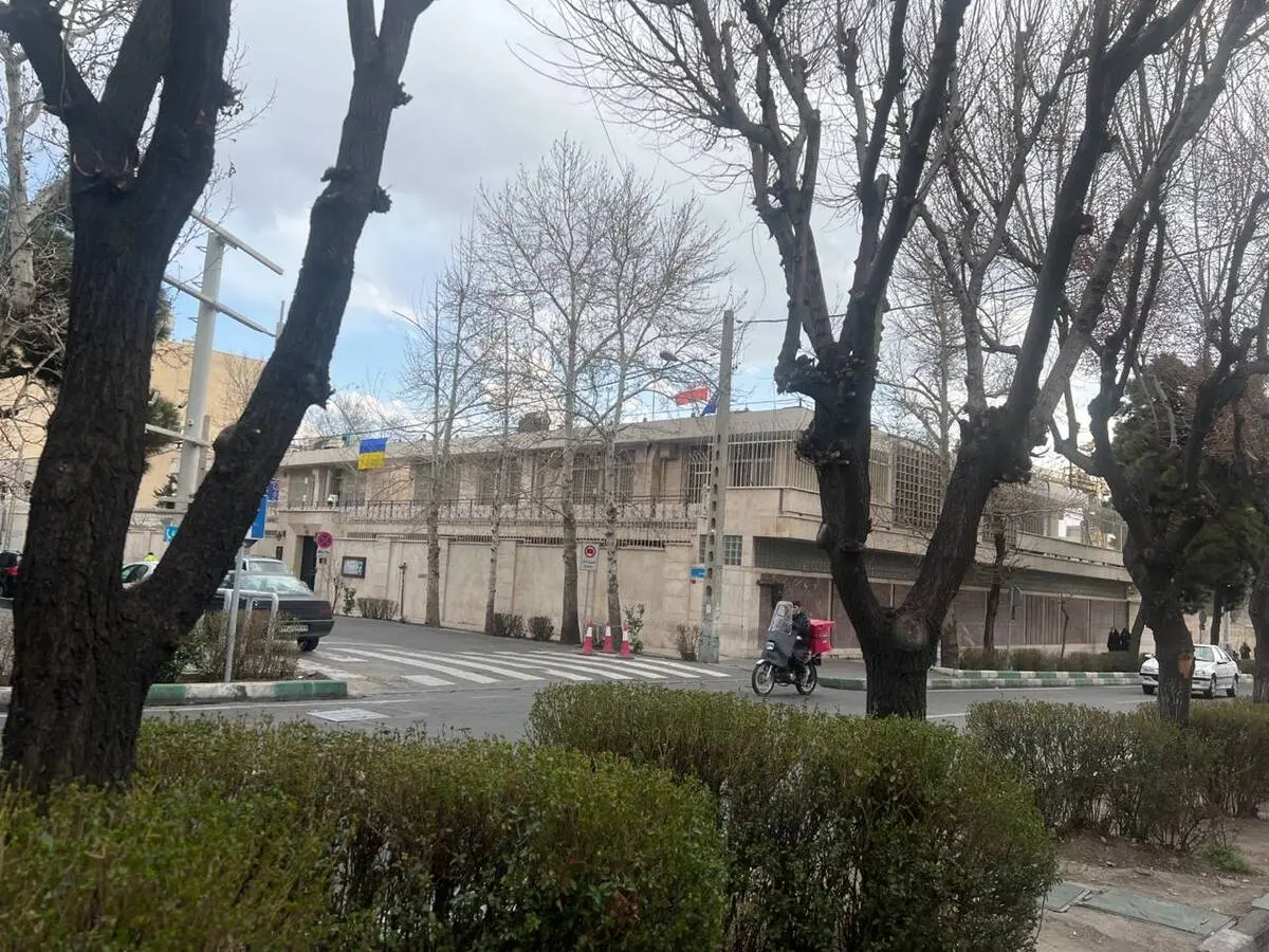نصب پرچم اوکراین مقابل سفارت لهستان در تهران+تصویر