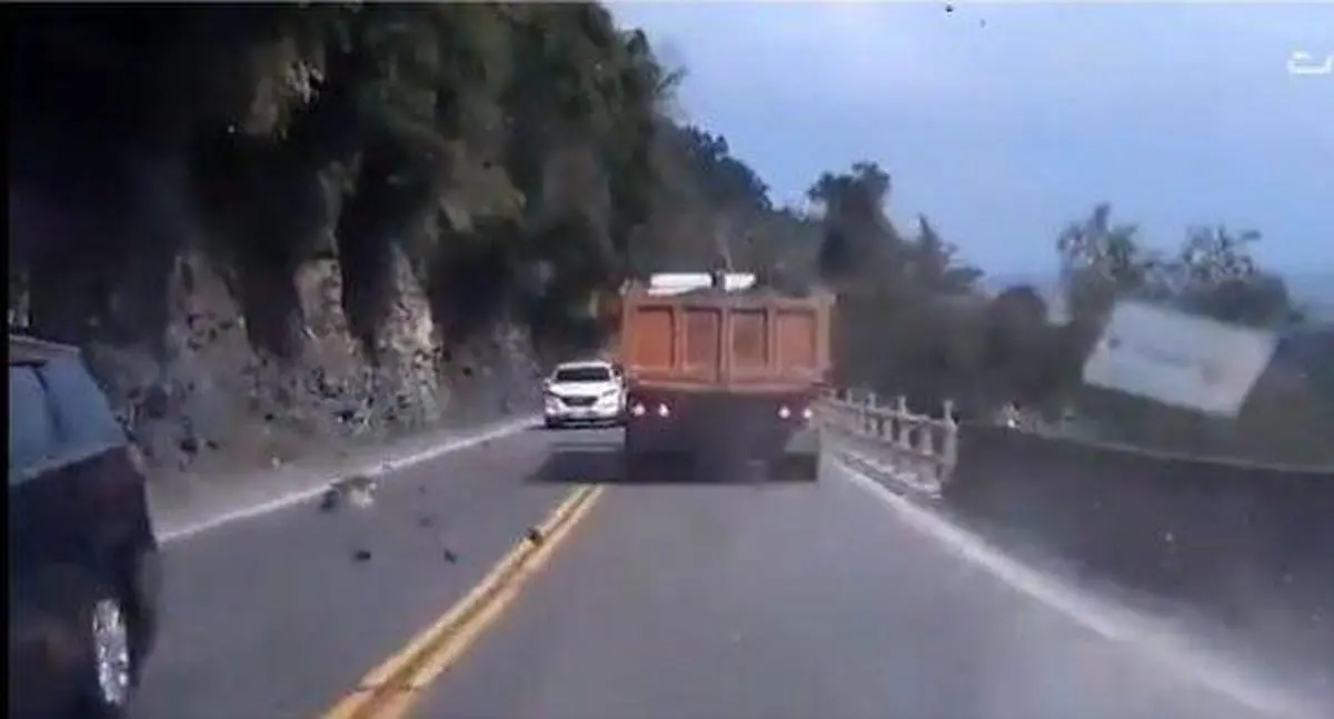 ویدیو: نجات راننده تایوانی از مرگ در پی سقوط سنگ از کوه
