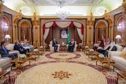  ولیعهد سعودی٬ وزیر خارجه آمریکا را معطل خودش کرد! | محمد بن سلمان خواستار توقف درگیری‌های کنونی شد