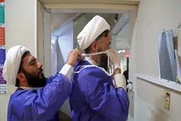 عیادت طلاب قم از بیماران کرونایی 